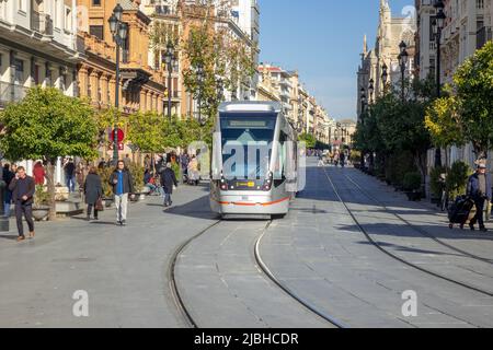 Tram Metrocentro in Avenida de la Constitución Siviglia Spagna Foto Stock