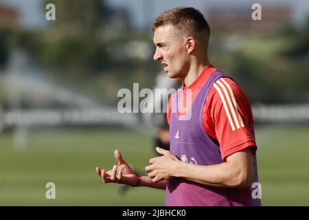 Timothy Castagne in Belgio è stato raffigurato durante una sessione di allenamento della nazionale belga, i Red Devils, lunedì 06 giugno 2022 a Tubize, durante i preparativi per le prossime partite della UEFA Nations League. BELGA FOTO BRUNO FAHY Foto Stock