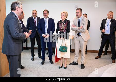 Il Ministro federale David Clarinval, la Principessa Astrid del Belgio e il Segretario di Stato della regione di Bruxelles, Pascal Smet, ha presentato una foto durante una visita alla sede della società farmaceutica UCB a Smyrna, USA, durante una Missione economica belga negli Stati Uniti d'America, lunedì 06 giugno 2022. Dal 4th al 12th giugno una delegazione con la Principessa e vari Ministri visiterà Atlanta, New York e Boston. BELGA PHOTO LAURIE DIEFFEMBACQ Foto Stock