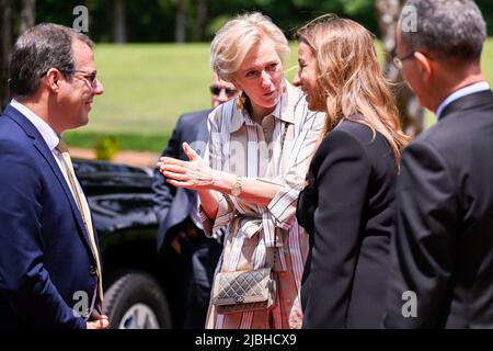 Il Ministro federale David Clarinval, la Principessa Astrid del Belgio e il CEO di Solvay Ilham Kadri hanno illustrato la sua foto durante una visita al nuovo laboratorio di sviluppo delle applicazioni di Solvay ad Alpharetta, USA, durante una Missione economica belga negli Stati Uniti d'America, domenica 05 giugno 2022 ad Atlanta. Dal 4th al 12th giugno una delegazione con la Principessa e vari Ministri visiterà Atlanta, New York e Boston. BELGA PHOTO LAURIE DIEFFEMBACQ Foto Stock