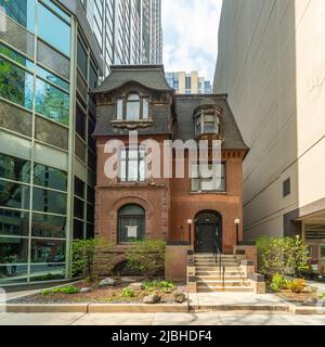 212 e Ontario Street, Chicago, il, Stati Uniti. Vecchia casa racchiusa tra edifici alti e moderni Foto Stock