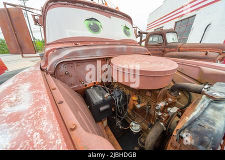 Motore in linea 6 di 'Tow-Mater' uno dei camion-rimorchio a Cars on the Route, Galena KS USA, Route 66 Foto Stock