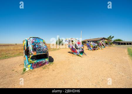 Bug ranch, noto anche come VW bug ranch o Slug bug ranch, Panhandle, TX, USA. Diversi scarafaggi VW 'bug' sono piantati naso in giù nella sabbia. Route 66 USA Foto Stock