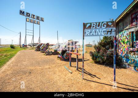 Bug ranch, noto anche come VW bug ranch o Slug bug ranch, Panhandle, TX, USA. Diversi scarafaggi VW 'bug' sono piantati naso in giù nella sabbia. Route 66 USA Foto Stock