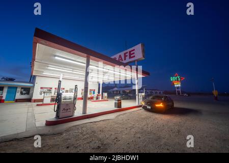 Roy's Motel and Cafe sulla Route 66, Amboy, California, USA. Piazzale per stazioni di gas con pompe d'epoca Foto Stock