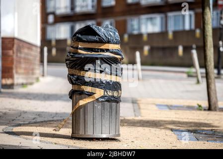 Brighton UK, 30th aprile 2020: Un bidone dei rifiuti sigillato sulle strade di Brighton Foto Stock