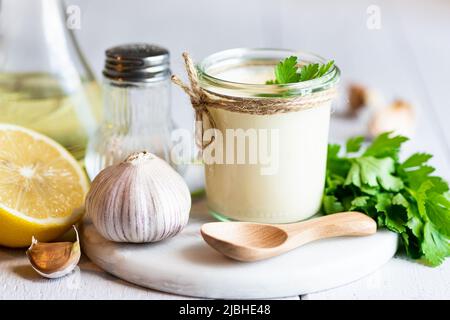 Salsa di aioli in un vaso di vetro Foto Stock