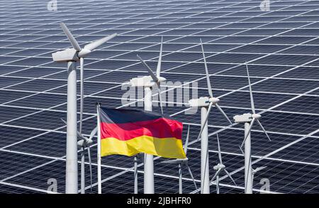 Bandiera della Germania, pannelli solari e turbine eoliche. Energia rinnovabile, energia pulita, zero netto, cambiamento climatico, riscaldamento globale... concetto. Foto Stock