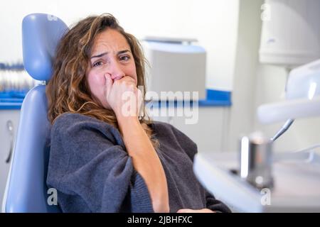 Giovane paziente di sesso femminile in dolore alla clinica dentale Foto Stock