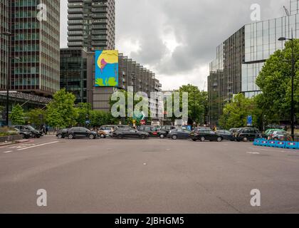 Riduzione del traffico su Euston Road durante lo sciopero della metropolitana di Londra. Asfalto in primo piano e edifici luminosi sullo sfondo. Foto Stock