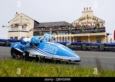 Douglas, isola di Man. 19th Jan 2022. Ben Birchall/Tom Birchall (600 LCR Honda) in rappresentanza del team Haith Honda sulla strada per vincere la 3Wheeling.Media Sidecar TT Race all'Isola di Man, Douglas, Isola di Man il 6 giugno 2022. Foto di David Horn/prime Media Images Credit: Prime Media Images/Alamy Live News Foto Stock