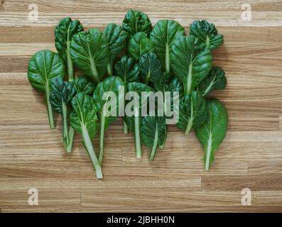 Verdure, deliziosi choy di Bok verde fresco, choi di Pok o Choi di Pak su tavola di legno nel mezzo Foto Stock