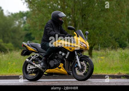 Giallo Yamaha Fazer in una giornata piovosa Foto Stock