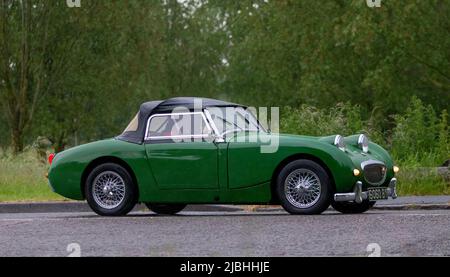 1961 verde 948 cc Austin Healey Frog Eye Sprite in una giornata di pioggia Foto Stock