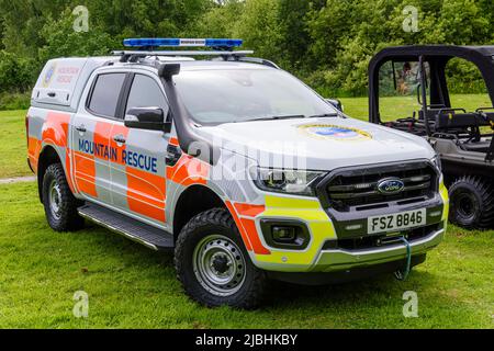 Castlewellan, Irlanda del Nord. 06/06/2022. Il ministro della DAERA Edwin Poots ha visitato Castlewellan Forest Park per vedere un nuovo veicolo 4x4 per il trasporto di cani che assisterà l'associazione di cani di ricerca e salvataggio Irlanda del Nord (SARDA) nell'accesso ai terreni difficili da raggiungere, e ha incontrato un certo numero di cani di ricerca e salvataggio di lavoro. Foto Stock