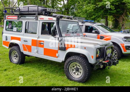 Castlewellan, Irlanda del Nord. 06/06/2022. Il ministro della DAERA Edwin Poots ha visitato Castlewellan Forest Park per vedere un nuovo veicolo 4x4 per il trasporto di cani che assisterà l'associazione di cani di ricerca e salvataggio Irlanda del Nord (SARDA) nell'accesso ai terreni difficili da raggiungere, e ha incontrato un certo numero di cani di ricerca e salvataggio di lavoro. Foto Stock