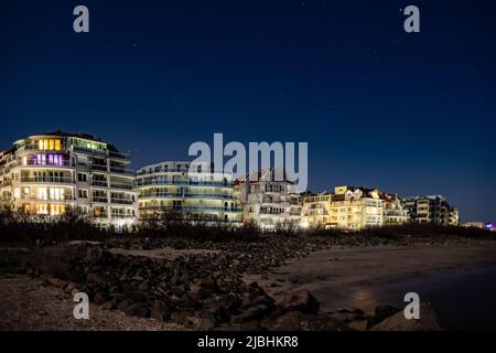 Località balneare tranquilla città di Pomorie con luci elettriche luminose e grandi e confortevoli hotel di lusso sullo sfondo di notte stellato blu cielo e ca Foto Stock