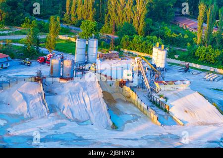 Impianto di calcestruzzo su un'isola del lago di Varna. Produzione di calcestruzzo e miscele di calcestruzzo. Cantiere di montaggio, porto, cantiere navale, baia di Varna, costa del Mar Nero Foto Stock