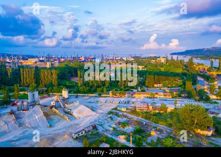 Impianto di calcestruzzo su un'isola del lago di Varna. Produzione di calcestruzzo e miscele di calcestruzzo. Cantiere di montaggio, porto, cantiere navale, baia di Varna, costa del Mar Nero Foto Stock