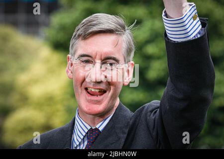 Jacob Ree-Mogg, politico del Partito conservatore britannico, Ministro delle opportunità di Brexit e dell’efficienza del governo, ritratto da vicino, sorride con il contatto visivo, sventolando alla telecamera su College Green, Westminster, Londra, Regno Unito Foto Stock