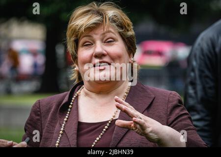 Westminster, Londra, Regno Unito. 06th giugno 2022. Emily Thornberry, MP, avvocato generale del partito laburista presso il College Green per interviste. La zona al di fuori del Parlamento è oggi occupata da giornalisti, fotografi e team di telecamere desiderosi di intervistare politici e commentatori. Il voto di fiducia in PM Boris Johnson si svolgerà oggi 6-8pm. Credit: Imagplotter/Alamy Live News Foto Stock