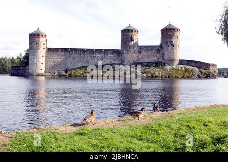 Olavinlinna, Finlandia - 11 agosto 2021: Vista del Castello di Olavinlinna Foto Stock