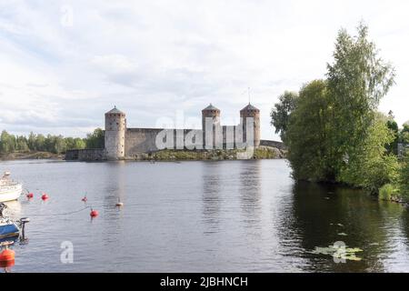 Olavinlinna, Finlandia - 11 agosto 2021: Vista del Castello di Olavinlinna Foto Stock