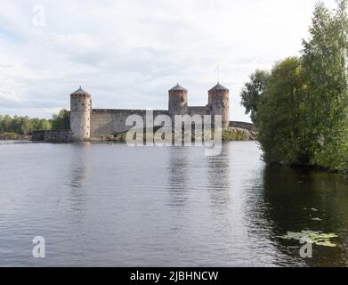 Olavinlinna, Finlandia - 11 agosto 2021: Vista del Castello di Olavinlinna Foto Stock