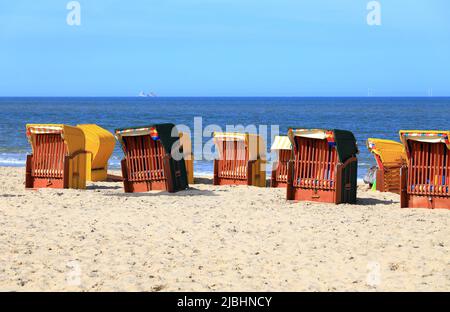 Coperto e sedie da spiaggia in vimini. Egmond aan Zee, Mare del Nord, Paesi Bassi. Foto Stock