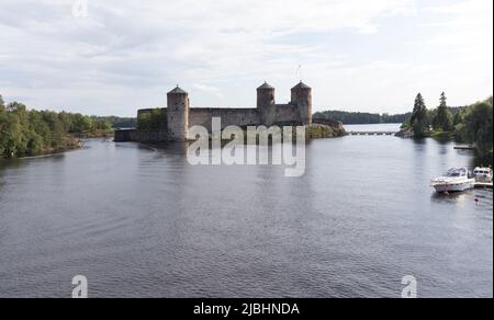 Olavinlinna, Finlandia - 11 agosto 2021: Vista del Castello di Olavinlinna Foto Stock