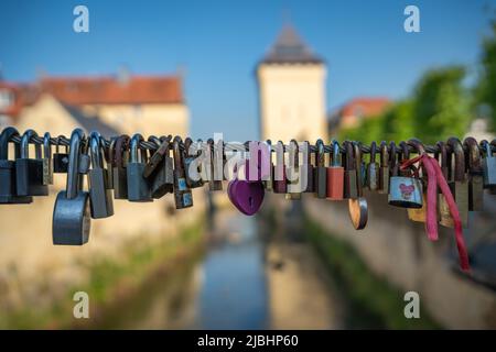 Un amore serrature attaccato alla rete, lucchetti sul ponte nella città di Valkenburg a Provice Limburg, fuoco selettivo Foto Stock