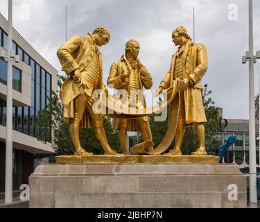 Matthew Boulton, James Watt e William Murdoch sono raffigurati in Boulton, Watt e Murdoch, una statua di bronzo dorato in Centenary Square, Birmingham, Regno Unito. Foto Stock