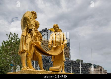 Matthew Boulton, James Watt e William Murdoch sono raffigurati in Boulton, Watt e Murdoch, una statua di bronzo dorato in Centenary Square, Birmingham, Regno Unito. Foto Stock