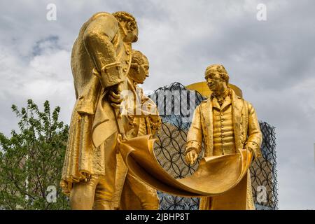 Matthew Boulton, James Watt e William Murdoch sono raffigurati in Boulton, Watt e Murdoch, una statua di bronzo dorato in Centenary Square, Birmingham, Regno Unito. Foto Stock