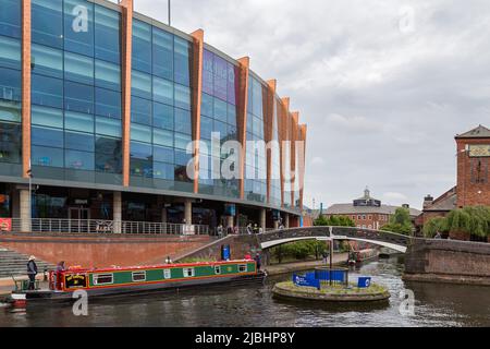 L'Utilita Arena si trova accanto all'Old Turn Junction sulla linea principale delle Navigations del canale di Birmingham nel centro di Birmingham. Foto Stock