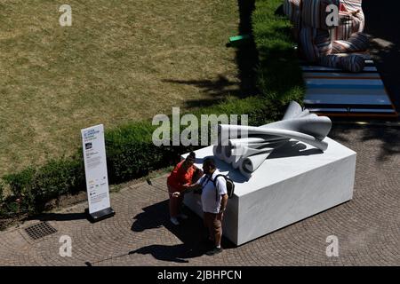 Milano, Lombardia, Italia. 6th giugno 2022. I visitatori scattano foto dell'installazione che fa parte del Fuorisalone in vista della settimana del Design di Milano 2022.quest'anno 1041 marchi partecipano a questo evento che inizia da martedì 7th fino al 12th giugno. (Credit Image: © Ervin Shulku/ZUMA Press Wire) Foto Stock