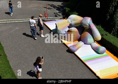 Milano, Lombardia, Italia. 6th giugno 2022. I visitatori scattano foto dell'installazione che fa parte del Fuorisalone in vista della settimana del Design di Milano 2022.quest'anno 1041 marchi partecipano a questo evento che inizia da martedì 7th fino al 12th giugno. (Credit Image: © Ervin Shulku/ZUMA Press Wire) Foto Stock