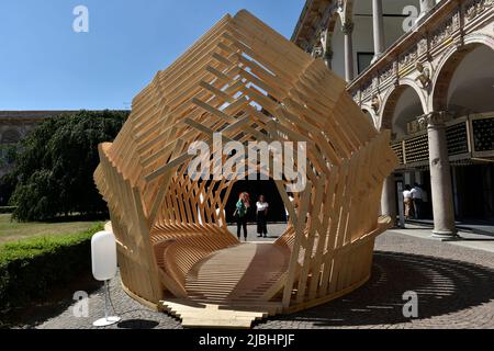 Milano, Lombardia, Italia. 6th giugno 2022. I visitatori scattano foto dell'installazione che fa parte del Fuorisalone in vista della settimana del Design di Milano 2022.quest'anno 1041 marchi partecipano a questo evento che inizia da martedì 7th fino al 12th giugno. (Credit Image: © Ervin Shulku/ZUMA Press Wire) Foto Stock