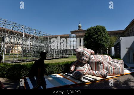 Milano, Lombardia, Italia. 6th giugno 2022. Silhouette del visitatore di fronte all'installazione, che fa parte del Fuorisalone davanti alla settimana del Design di Milano 2022. Quest'anno 1041 marchi partecipano a questo evento che inizia da martedì 7th al 12th giugno. (Credit Image: © Ervin Shulku/ZUMA Press Wire) Foto Stock