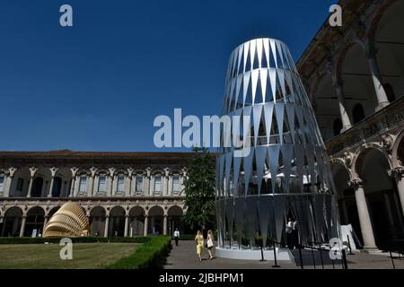 Milano, Lombardia, Italia. 6th giugno 2022. I visitatori passano vicino alla stazione Sideral, Che fa parte del Fuorisalone, in vista della settimana del Design di Milano 2022.l'installazione è alta 14 metri ed è progettata da AMDL CIRCLE e MICHELE DE LUCCHI.quest'anno 1041 marchi partecipano a questo evento che inizia da martedì 7th fino al 12th giugno (Credit Image: © Ervin Shulku/ZUMA Press Wire) Foto Stock