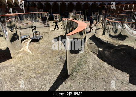 Milano, Lombardia, Italia. 6th giugno 2022. I visitatori osservano l'installazione che si compone di specchi e fa parte del Fuorisalone prima della settimana del Design di Milano 2022. Quest'anno 1041 marchi partecipano a questo evento che inizia da martedì 7th al 12th giugno. (Credit Image: © Ervin Shulku/ZUMA Press Wire) Foto Stock