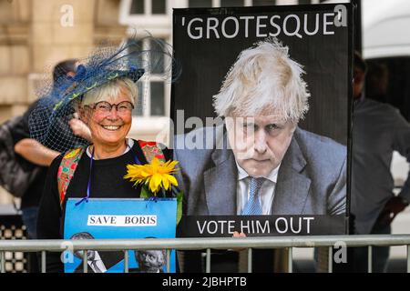 Westminster, Londra, Regno Unito. 06th giugno 2022. Un protester anti-Johnson con cartelli che chiedono di 'votarlo fuori'. La zona al di fuori del Parlamento è oggi occupata da giornalisti, fotografi e team di telecamere desiderosi di intervistare politici e commentatori. Il voto di fiducia in PM Boris Johnson si svolgerà oggi 6-8pm. Credit: Imagplotter/Alamy Live News Foto Stock