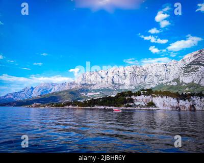 Vista sulle montagne di Makarska da uno yacht sul mare. Biokovo è una catena montuosa calcarea della Croazia nella contea di Spalato-Dalmazia. Foto Stock