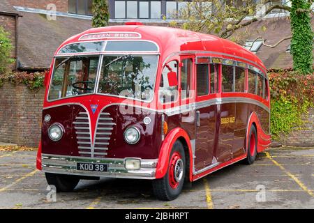 Warminster, Wiltshire, Regno Unito - Ottobre 12 2014: Un 1950 Bevan Brothers AEC Regal III 9621A (KDD 38) Classic Bus al Warminster Vintage Bus Running Day Foto Stock