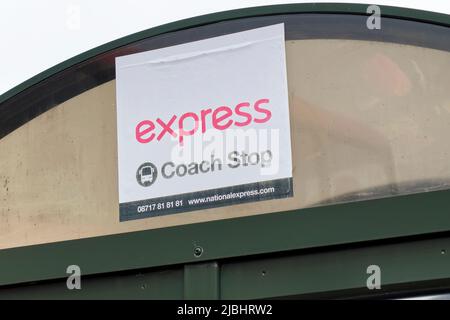 Warminster, Wiltshire, Regno Unito - Ottobre 12 2014: Una fermata National Express Coach Sign on a bus stop in the Warminster Central carpark, Wiltshire, England, UK Foto Stock