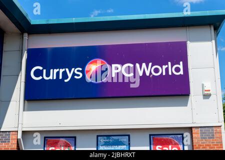 Trowbridge, Wiltshire, Regno Unito - Luglio 15 2014: Currys PC World Store Sign at the Spitfire Retail Park in Trowbridge, Wiltshire, Inghilterra, Regno Unito Foto Stock