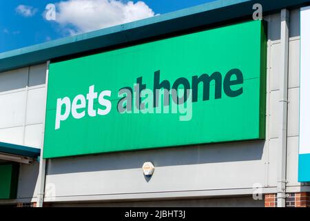 Trowbridge, Wiltshire, Regno Unito - Luglio 15 2014: Il cartello del negozio Pets at Home presso lo Spitfire Retail Park di Trowbridge, Wiltshire, Inghilterra, Regno Unito Foto Stock