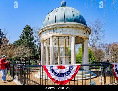 Un turista scatta una foto della tomba del presidente Andrew Jackson a casa di Jackson, l'Hermitage, 15 marzo 2018, a Nashville, Tennessee. Foto Stock