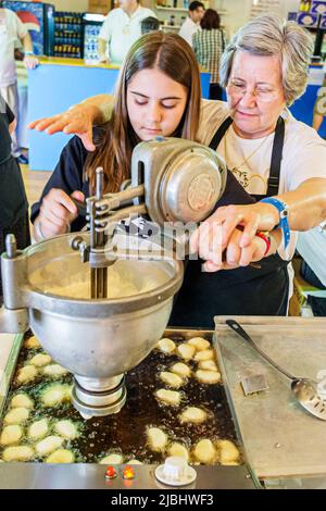 Miami Florida,Coral Gables,Saint Sophia Greek Ortodossa Cathedral Festival,making loukoumades nonna,teen teenager adolescent girl female teaching Foto Stock