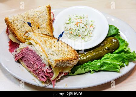 Miami Florida, Coral Gables, Bagel Emporium & Grille ristorante deli piatto, cibo pastrami Reuben sandwich coleslaw sottaceti pane di segale Foto Stock